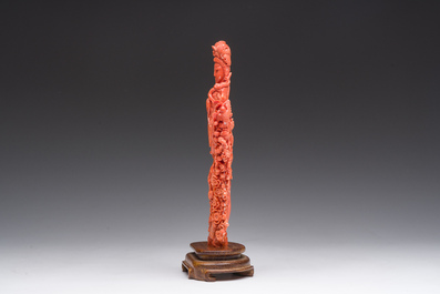 Figure d'une dame avec un oiseau en corail rouge sculpt&eacute;, Chine, 19&egrave;me/20&egrave;me