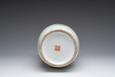 Vase de forme rouleau en porcelaine de Chine famille rose &agrave; d&eacute;cor de femmes &eacute;rudites, marque de Qianlong, 20&egrave;me si&egrave;cle