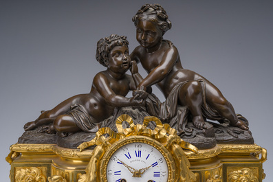 Garniture de chemin&eacute;e en trois pi&egrave;ces en bronze patin&eacute; et dor&eacute; couronn&eacute;e de deux putti avec un nid d'oiseau, France, 19&egrave;me si&egrave;cle