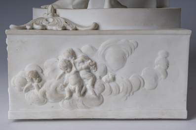 Pendule de chemin&eacute;e en biscuit de style S&egrave;vres &agrave; d&eacute;cor de 'Trois Gr&acirc;ces', probablement Volkstedt-Rudoltadt, fin du 19&egrave;me si&egrave;cle