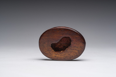 Figure d'une dame avec une branche fleurie en corail rouge sculpt&eacute;, Chine, 19&egrave;me/20&egrave;me si&egrave;cle