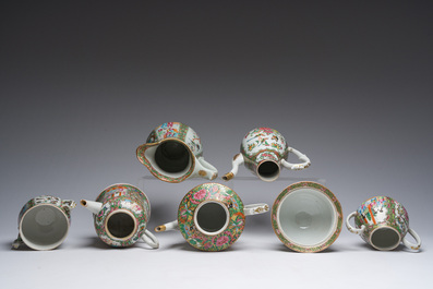 Collection vari&eacute;e de cruches, et de pots couverts en porcelaine de Chine famille rose de Canton &agrave; d&eacute;cor floral et de sc&egrave;nes de palais, 19&egrave;me si&egrave;cle