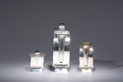 Service &agrave; caf&eacute; Art D&eacute;co de quatre pi&egrave;ces en m&eacute;tal argent&eacute;, mod&egrave;le Tonnelet, Christian Fjerdingstadt (1891-1968) pour Christofle, France, vers 1933