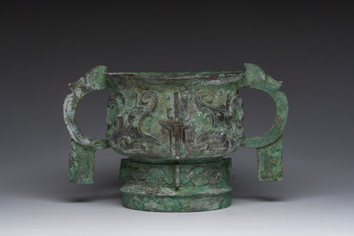 Importante coupe rituelle en bronze de type 'gui', Chine, probablement &eacute;poque des Royaumes Combattants