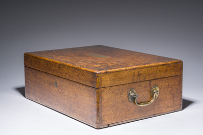 Service &agrave; caf&eacute; et &agrave; th&eacute; de quatre pi&egrave;ces en argent dans son coffret en bois d'origine, poin&ccedil;on de ma&icirc;tre Walter &amp; John Barnard, Londres, dat&eacute; 1882