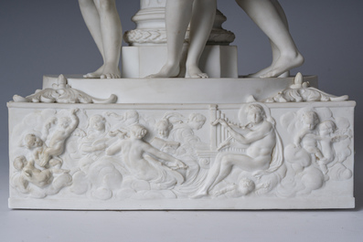 Pendule de chemin&eacute;e en biscuit de style S&egrave;vres &agrave; d&eacute;cor de 'Trois Gr&acirc;ces', probablement Volkstedt-Rudoltadt, fin du 19&egrave;me si&egrave;cle