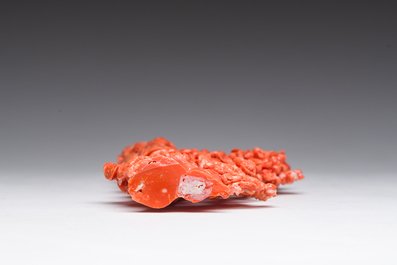 Figure d'une dame avec un oiseau en corail rouge sculpt&eacute;, Chine, 19&egrave;me/20&egrave;me