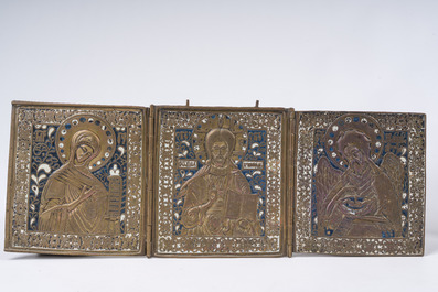 Cinq ic&ocirc;nes orthodoxes, e.a. 'L'Ascension d'Elie' et une ic&ocirc;ne de voyage en bronze &eacute;maill&eacute; en trois parties, Russie, 19&egrave;me si&egrave;cle