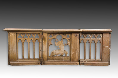 Collection vari&eacute;e de sculptures architecturales de style n&eacute;ogothique en bois partiellement dor&eacute; et polychrome et une fontaine, Belgique, vers 1900