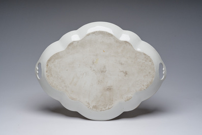 Plat en porcelaine &agrave; d&eacute;cor dor&eacute; et polychrome d'une sc&egrave;ne romantique, sign&eacute; Alice Avaert, France, dat&eacute; 1880