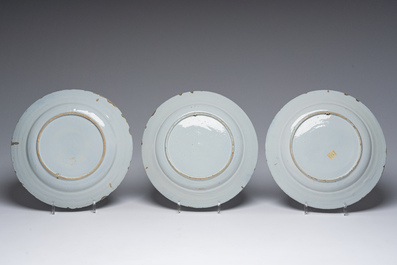 Collection vari&eacute;e de quatorze assiettes et plats en fa&iuml;ence de Delft polychrome et en bleu et blanc, 18&egrave;me si&egrave;cle