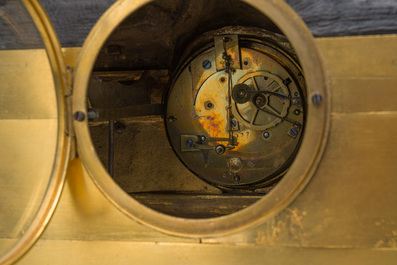 Garniture de chemin&eacute;e en trois pi&egrave;ces en bronze patin&eacute; et dor&eacute; couronn&eacute;e de deux putti avec un nid d'oiseau, France, 19&egrave;me si&egrave;cle