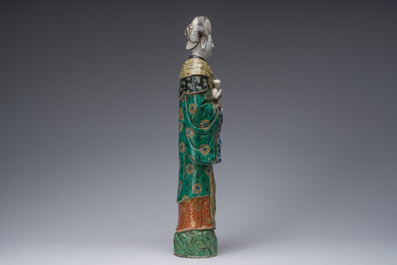 Importante figure d'une femme &agrave; l'enfant en porcelaine de Chine famille verte, 19&egrave;me si&egrave;cle