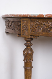Console murale de style n&eacute;oclassique en ch&ecirc;ne &agrave; d&eacute;cor floral et plateau en marbre, vers 1800