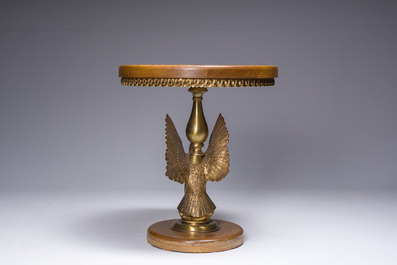 Table d'appoint au plateau en onyx sur base en forme d'aigle en bronze dor&eacute;, ann&eacute;es '60/'70