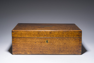 Service &agrave; caf&eacute; et &agrave; th&eacute; de quatre pi&egrave;ces en argent dans son coffret en bois d'origine, poin&ccedil;on de ma&icirc;tre Walter &amp; John Barnard, Londres, dat&eacute; 1882