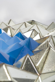 Olivier De Schrijver (1958): Miroir 'Fleur bleu', Ode's Design, &eacute;d. 3/6, dat&eacute; 2021