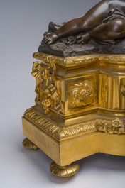 Garniture de chemin&eacute;e en trois pi&egrave;ces en bronze patin&eacute; et dor&eacute; couronn&eacute;e de deux putti avec un nid d'oiseau, France, 19&egrave;me si&egrave;cle