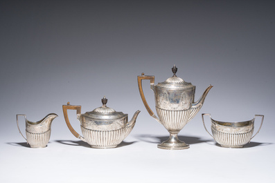 Service &agrave; caf&eacute; et &agrave; th&eacute; de quatre pi&egrave;ces en argent dans son coffret en bois d'origine, poin&ccedil;on de ma&icirc;tre Walter &amp; John Barnard, Londres, dat&eacute; 1882