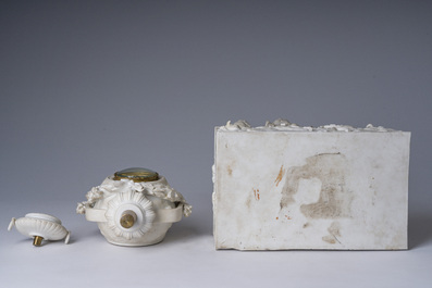 Pendule de chemin&eacute;e en biscuit de style S&egrave;vres &agrave; d&eacute;cor de 'Trois Gr&acirc;ces', probablement Volkstedt-Rudoltadt, fin du 19&egrave;me si&egrave;cle