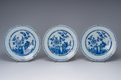 Collection vari&eacute;e de quatorze assiettes et plats en fa&iuml;ence de Delft polychrome et en bleu et blanc, 18&egrave;me si&egrave;cle