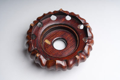 Vase en porcelaine de Chine polychrome dite 'de Nankin' &agrave; d&eacute;cor de sc&egrave;nes guerri&egrave;res, 19&egrave;me si&egrave;cle