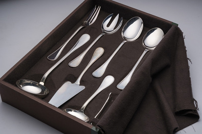 M&eacute;nag&egrave;re de 127 pi&egrave;ces dans la cassette d'origine, mod&egrave;le Perles, Christofle, France, 20&egrave;me si&egrave;cle