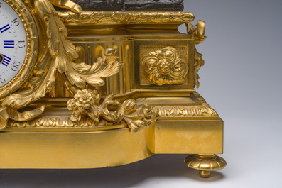 Garniture de chemin&eacute;e en trois pi&egrave;ces en bronze patin&eacute; et dor&eacute; couronn&eacute;e de deux putti avec un nid d'oiseau, France, 19&egrave;me si&egrave;cle