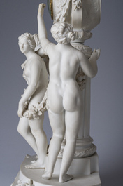 Pendule de chemin&eacute;e en biscuit de style S&egrave;vres &agrave; d&eacute;cor de 'Trois Gr&acirc;ces', probablement Volkstedt-Rudoltadt, fin du 19&egrave;me si&egrave;cle