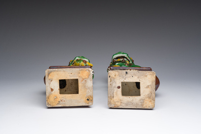 Paire de mod&egrave;les de lion bouddhiste en biscuit &eacute;maille verte, 19&egrave;me si&egrave;cle