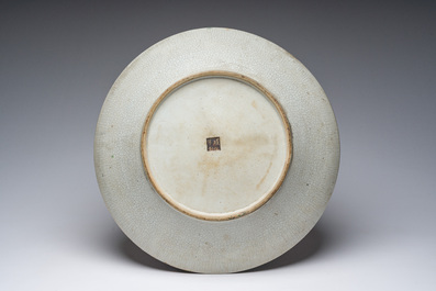 Plat en porcelaine de Chine famille verte dite 'de Nankin' &agrave; d&eacute;cor de ph&eacute;nix parmi des branches fleuries, 19&egrave;me/20&egrave;me si&egrave;cle