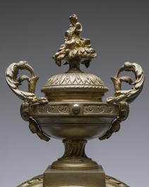 Garniture de chemin&eacute;e de trois pi&egrave;ces en bronze partiellement dor&eacute;, France, 19&egrave;me si&egrave;cle