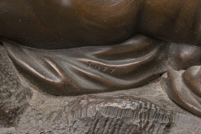 Garniture de chemin&eacute;e en trois pi&egrave;ces en bronze patin&eacute; et dor&eacute; couronn&eacute;e de deux putti avec un nid d'oiseau, France, 19&egrave;me si&egrave;cle