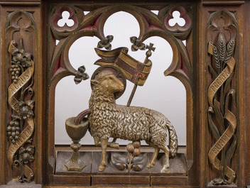 Collection vari&eacute;e de sculptures architecturales de style n&eacute;ogothique en bois partiellement dor&eacute; et polychrome et une fontaine, Belgique, vers 1900