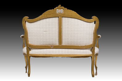 Ensemble de salon de 5 pi&egrave;ces de style Louis XV en bois dor&eacute; compr. un canap&eacute; et 4 chaises et un gu&eacute;ridon de style n&eacute;oclassique, 19&egrave;me/20&egrave;me si&egrave;cle