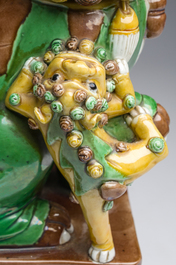 Paire de mod&egrave;les de lion bouddhiste en biscuit &eacute;maille verte, 19&egrave;me si&egrave;cle