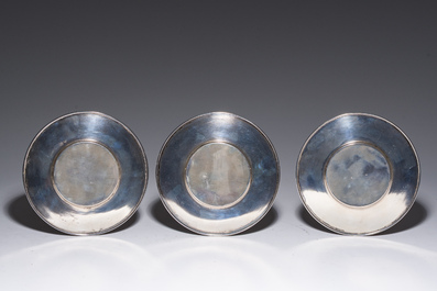 Six tasses en porcelaine de Limoges aux montures et soucoupes en argent et sucrier assorti, Delheid, 800/000, France et Belgique, 20&egrave;me si&egrave;cle