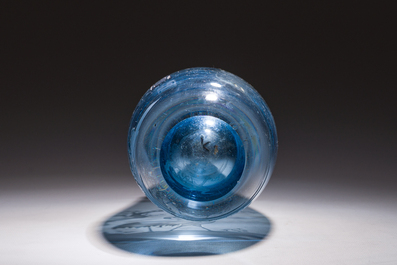 Vase en verre bleu clair &agrave; d&eacute;cor grav&eacute;, Chine, 20&egrave;me si&egrave;cle