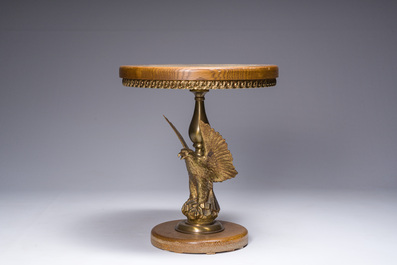 Table d'appoint au plateau en onyx sur base en forme d'aigle en bronze dor&eacute;, ann&eacute;es '60/'70