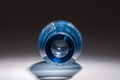 Vase en verre bleu clair &agrave; d&eacute;cor grav&eacute;, Chine, 20&egrave;me si&egrave;cle