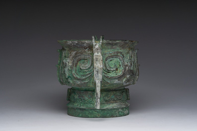 Importante coupe rituelle en bronze de type 'gui', Chine, probablement &eacute;poque des Royaumes Combattants