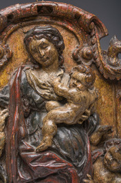 Plaque en bois dor&eacute; et polychrome repr&eacute;sentant la Vierge &agrave; l'Enfant entour&eacute;e de putti en relief, Europe du Sud, vers 1700