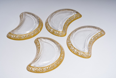 Quatre assiettes &agrave; salade de type 'Thistle' en cristal &agrave; d&eacute;cor dor&eacute;, Saint Louis, France, 20&egrave;me si&egrave;cle