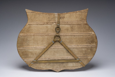 Grande plaque en forme de ruyi en porcelaine de Chine bleu et blanc &agrave; d&eacute;cor de ph&eacute;nix dans un pasage, 19&egrave;me si&egrave;cle