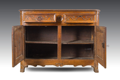 Armoire importante en bois &agrave; deux portes avec la croix de Malte, France, 17&egrave;me si&egrave;cle