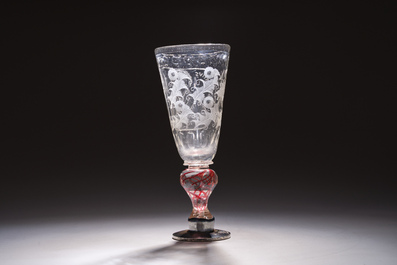 Verre balustre grav&eacute; et taill&eacute; &agrave; d&eacute;cor de spirale rouge et de Saint Ignace, Allemand, 18&egrave;me si&egrave;cle