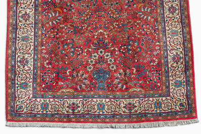 Tapis oriental de type Sarouk &agrave; d&eacute;cor floral, laine sur coton, milieu du 20&egrave;me si&egrave;cle