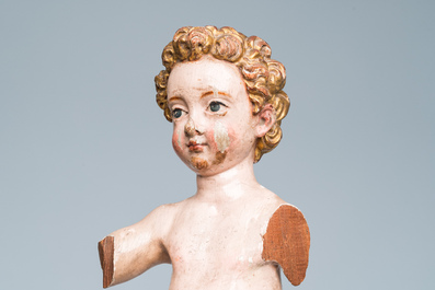 Un Christ enfant en bois sculpt&eacute; et polychrom&eacute;, Europe du Sud, probablement Andalou, 17&egrave;me si&egrave;ce