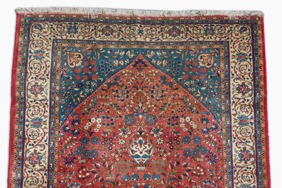 Tapis oriental de type Sarouk &agrave; d&eacute;cor floral, laine sur coton, milieu du 20&egrave;me si&egrave;cle