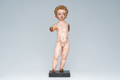 Un Christ enfant en bois sculpt&eacute; et polychrom&eacute;, Europe du Sud, probablement Andalou, 17&egrave;me si&egrave;ce